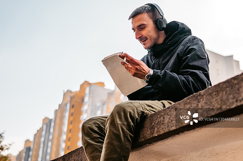 嘻哈歌手为歌曲创作歌词图片素材