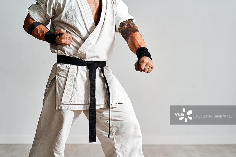 穿白色和服的武术练习者图片素材