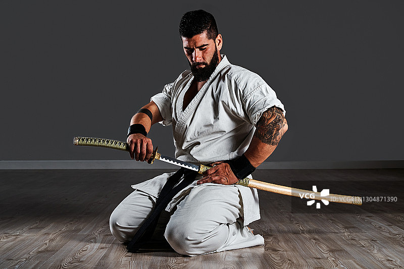 健壮的持剑武术搏击者图片素材