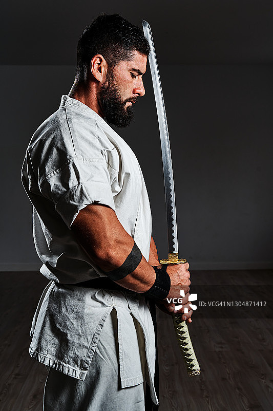 健壮的持剑武术搏击者图片素材