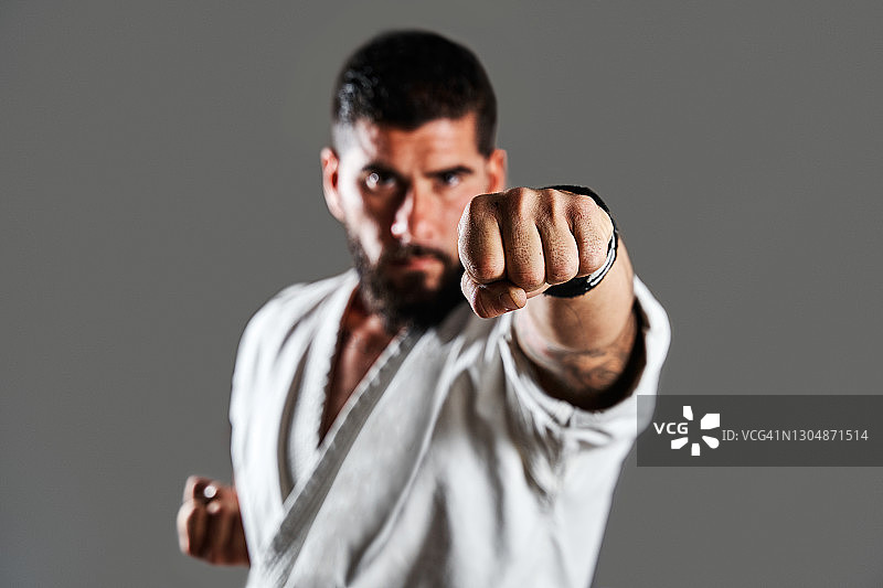 自信的拳击手对着镜头出拳图片素材