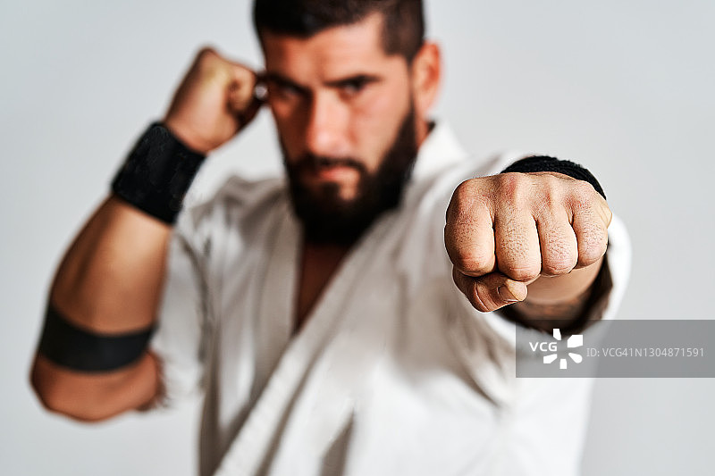 自信的拳击手对着镜头出拳图片素材