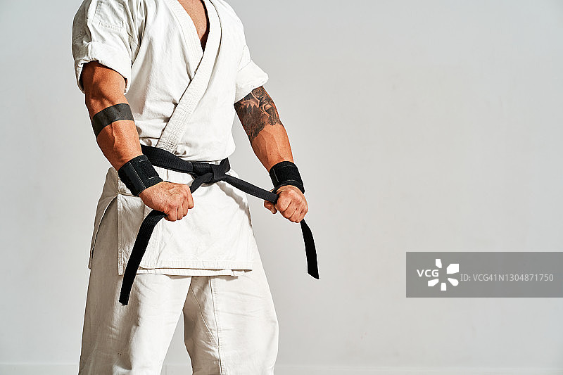 身份不明的武者在武术训练前整理腰带图片素材