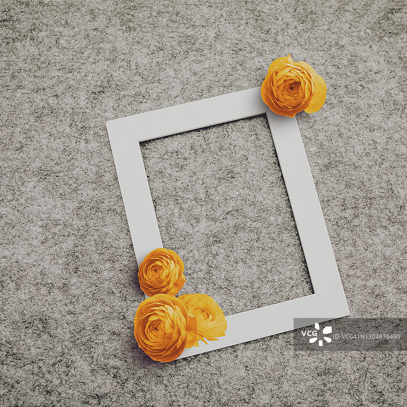 灰色背景上带橙色花朵的白色木框图片素材
