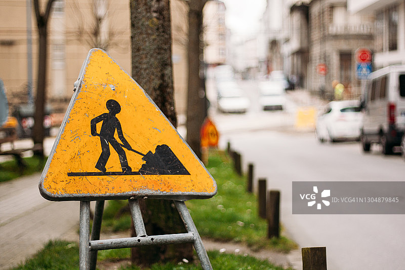 城市街道上破旧的临时施工标志图片素材
