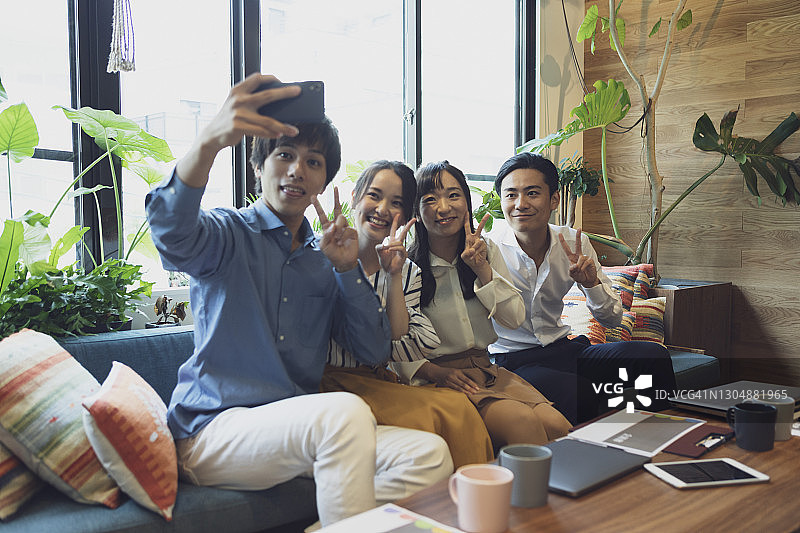 年轻人在办公室工作图片素材