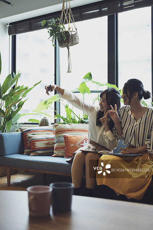 年轻人合影图片素材