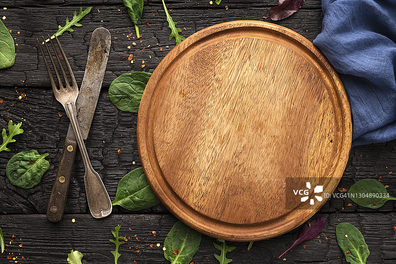 新鲜蔬菜沙拉和木质砧板图片素材