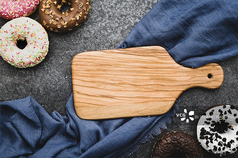 木桌上的甜甜圈图片素材