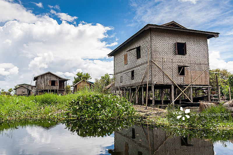 良瑞村的高脚屋图片素材