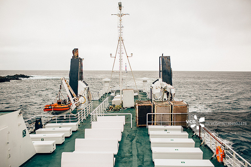 小型客运渡轮船尾视图图片素材