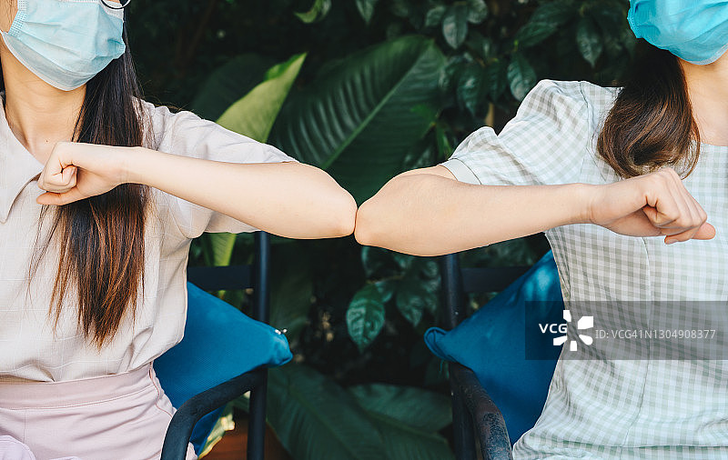 疫情期间两位女士碰肘问候图片素材