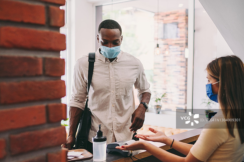 新冠疫情期间的商务旅行图片素材