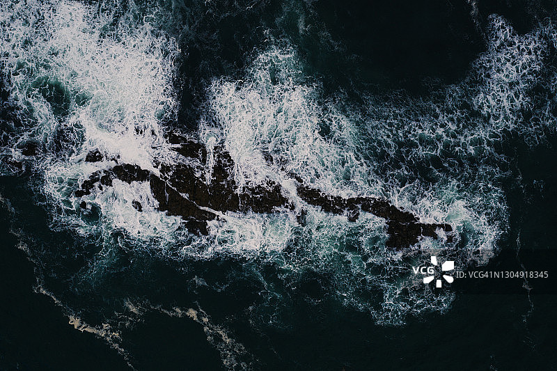 巨浪冲击岩石图片素材