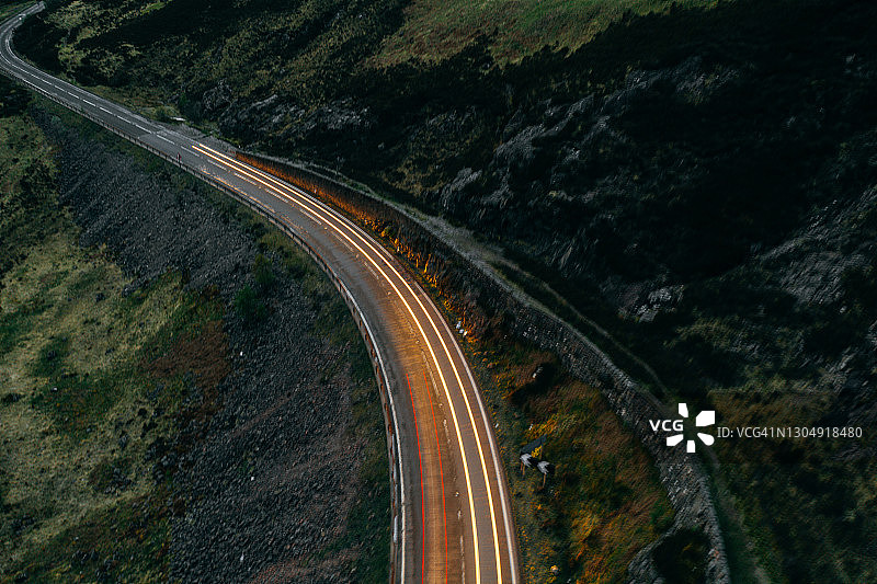 乡村道路上的汽车光迹图片素材