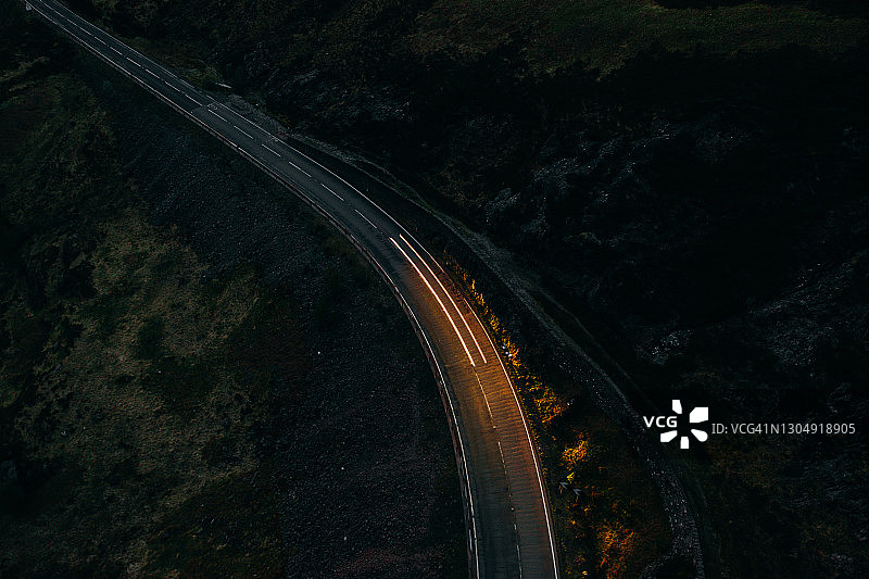 乡村道路上的汽车光迹图片素材