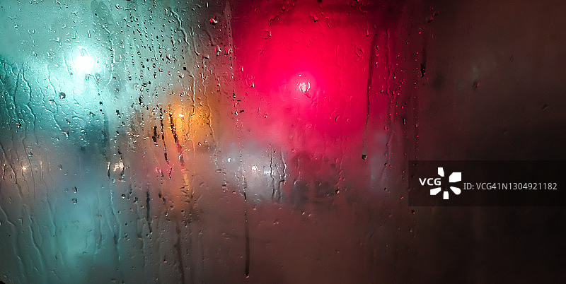 雨滴下的道路交叉口图片素材