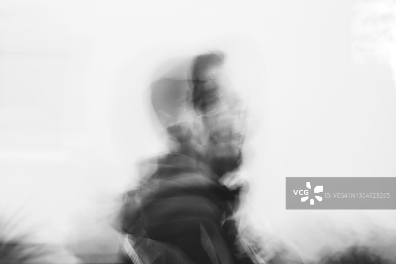 单色人像的抽象动态模糊图片素材