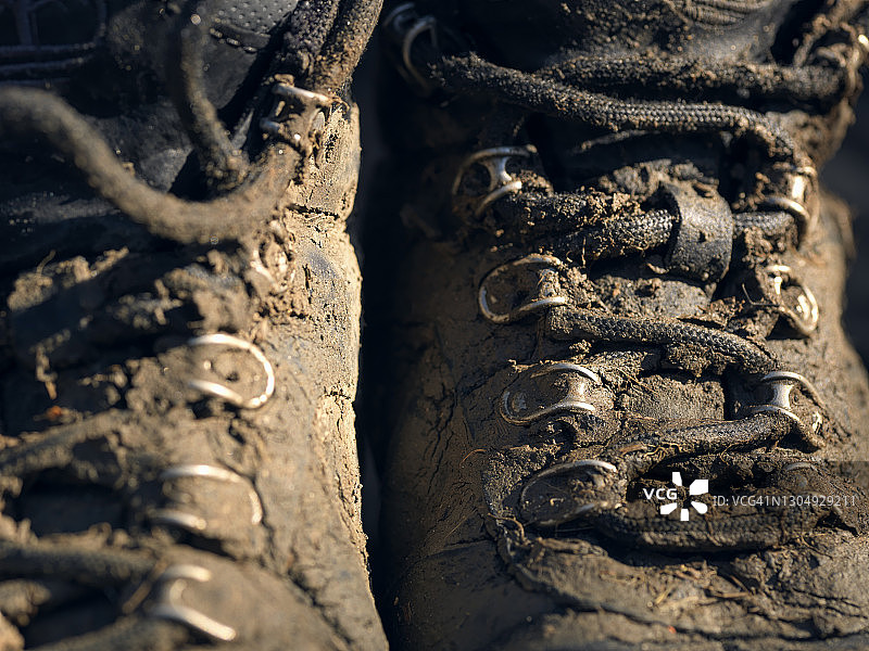 一双潮湿泥泞的户外登山靴图片素材
