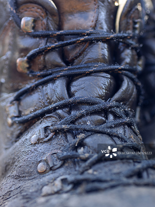潮湿泥泞的户外登山靴图片素材