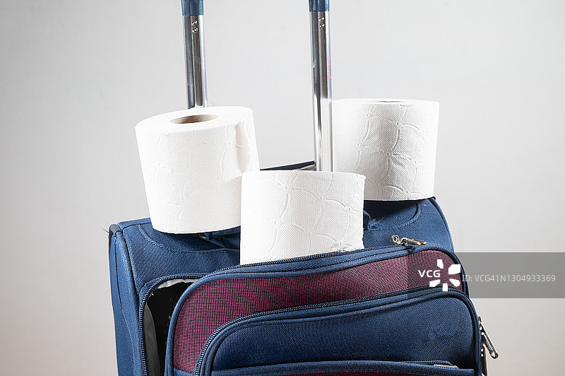 幽默：手提箱上的卫生纸卷图片素材
