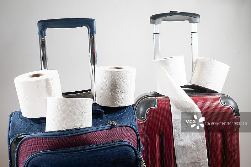 幽默：手提箱上的卫生纸卷图片素材