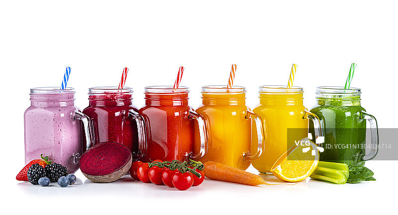 彩虹色的健康果蔬冰沙，在白色背景下隔离图片素材