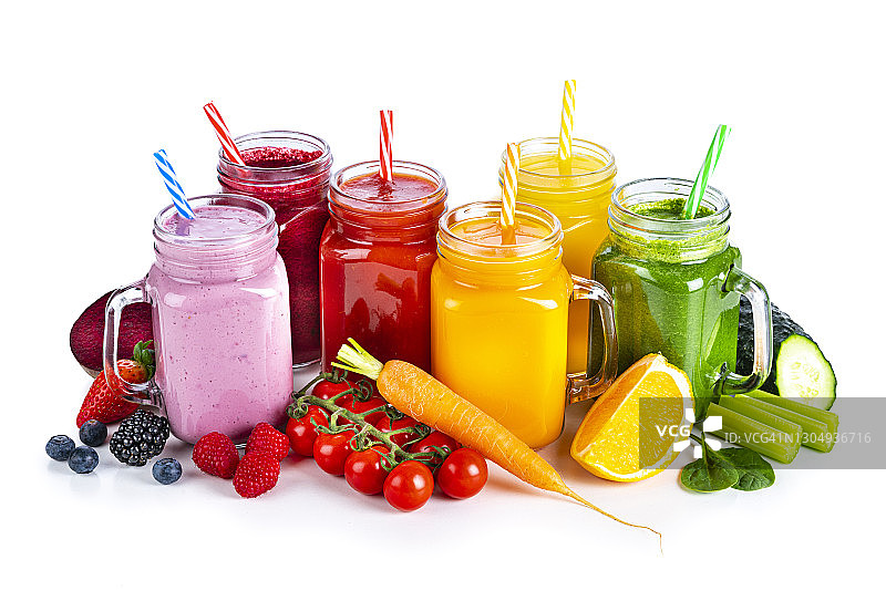 彩虹色的健康果蔬冰沙，在白色背景下隔离图片素材