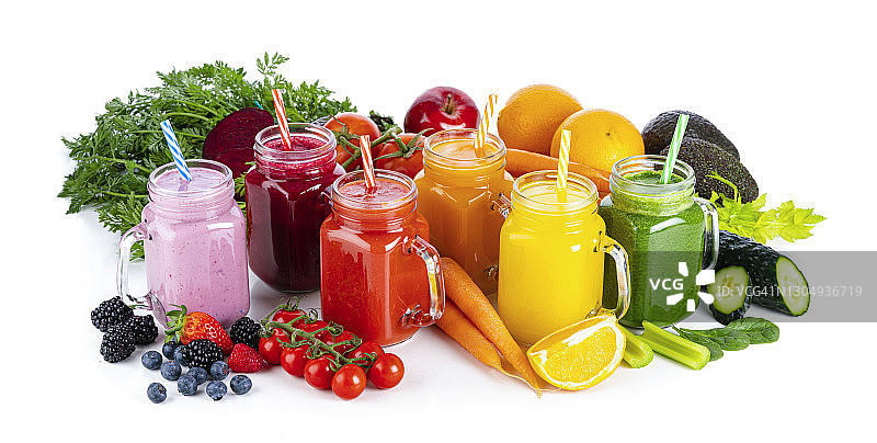 彩虹色的健康果蔬冰沙，在白色背景下隔离图片素材