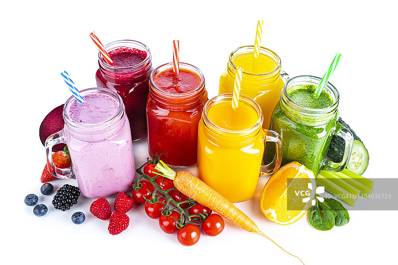 彩虹色的健康果蔬冰沙，在白色背景下隔离图片素材
