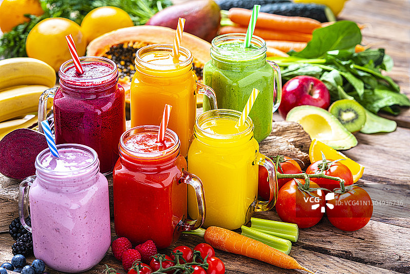 木桌上的彩色蔬果思慕雪图片素材