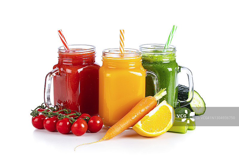 白色背景上分离的健康果蔬冰沙和果汁图片素材