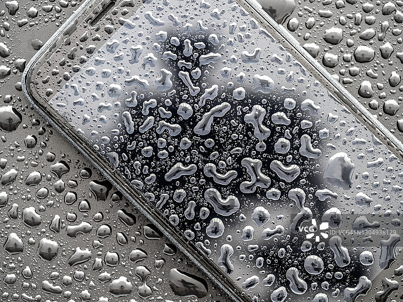 被水损坏的地面上的手机图片素材