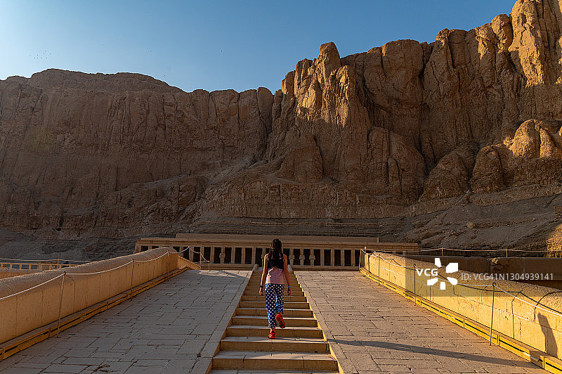 女孩走向埃及哈特谢普苏特神庙图片素材