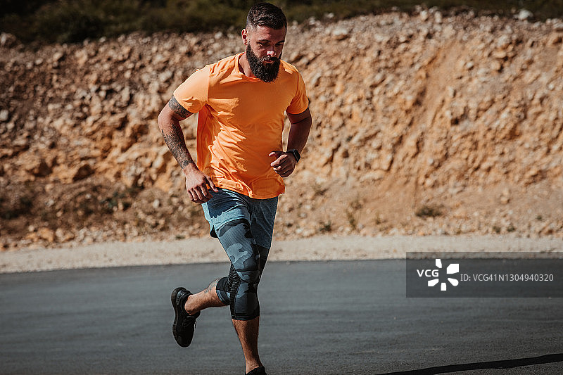 男子运动员在路上跑步图片素材