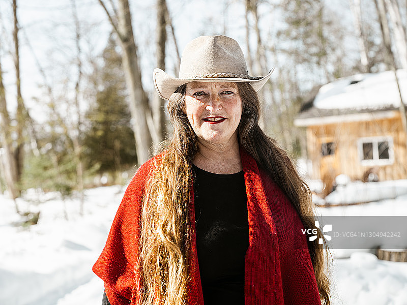 年长的女人在小屋里图片素材