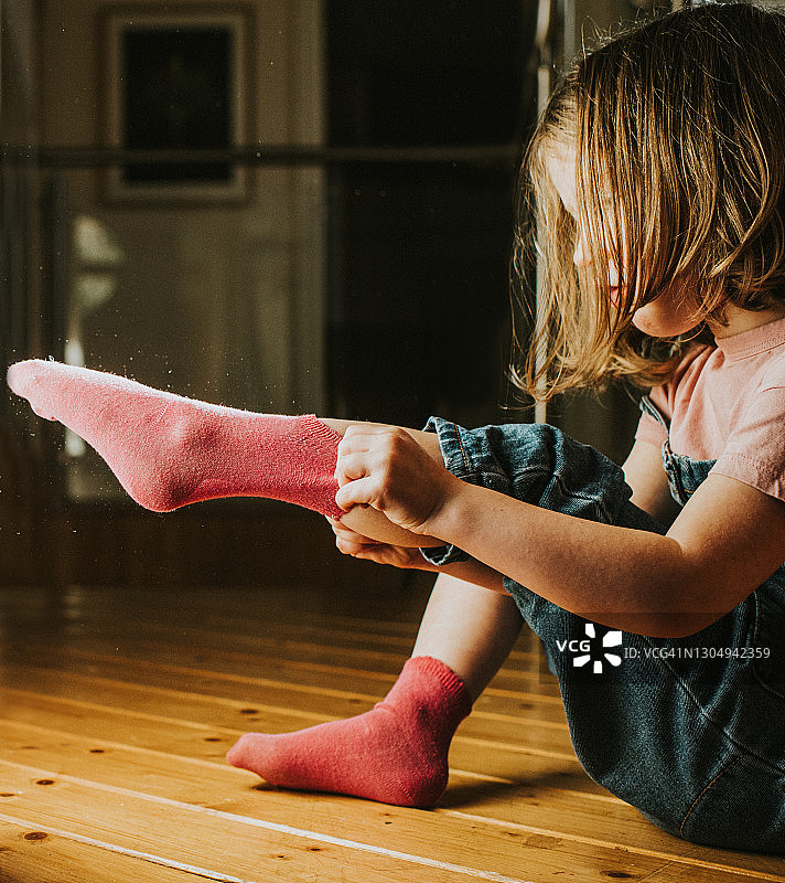 小女孩在穿粉色袜子图片素材