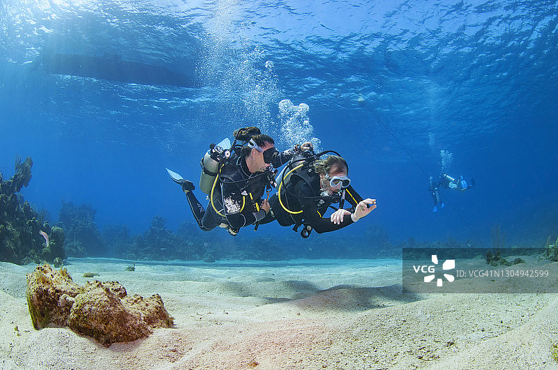 水肺潜水教练与学生在潜水教学课上图片素材
