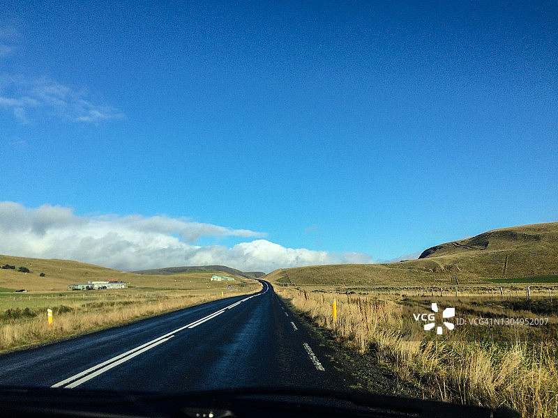 穿过冰岛的道路图片素材