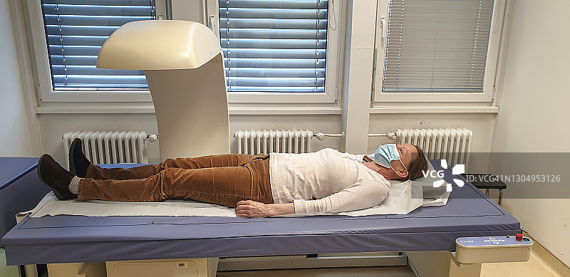 女人做骨密度扫描图片素材