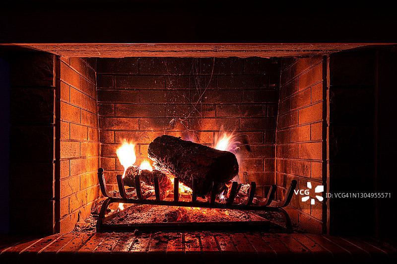 壁炉中燃烧的原木图片素材
