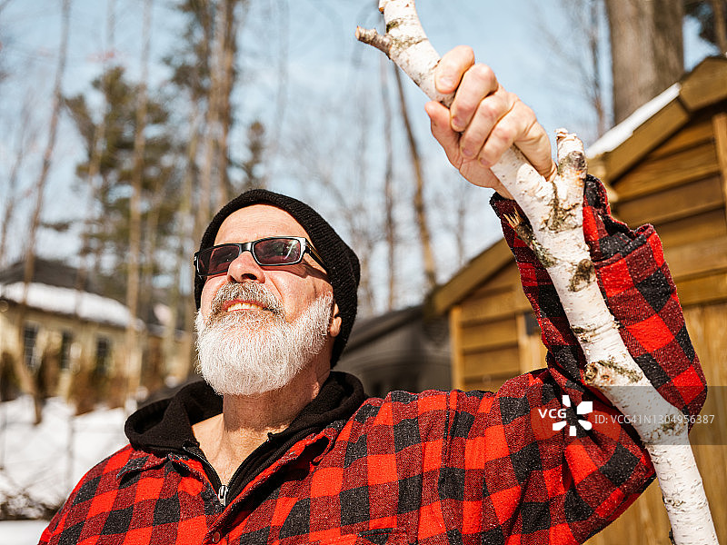 年长男人在乡间小屋图片素材