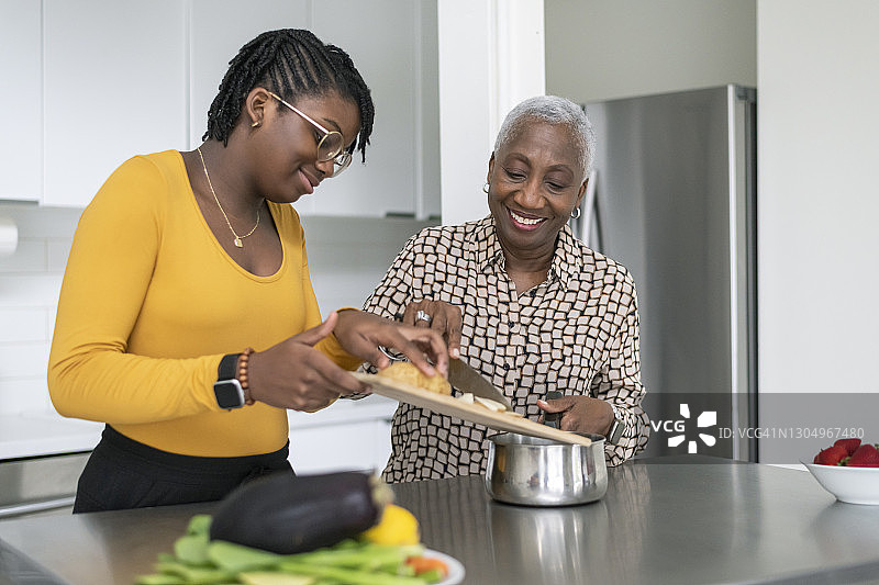 一位年长的女人分享她的秘密家庭食谱图片素材