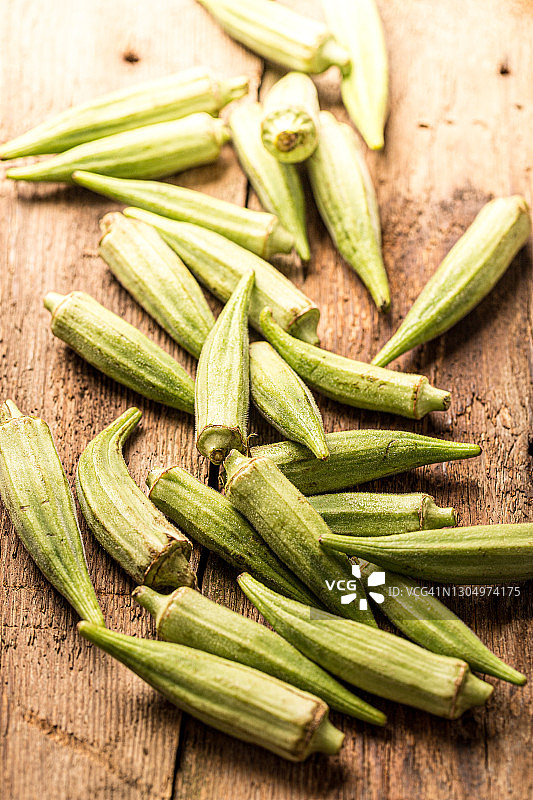 木桌上的秋葵图片素材