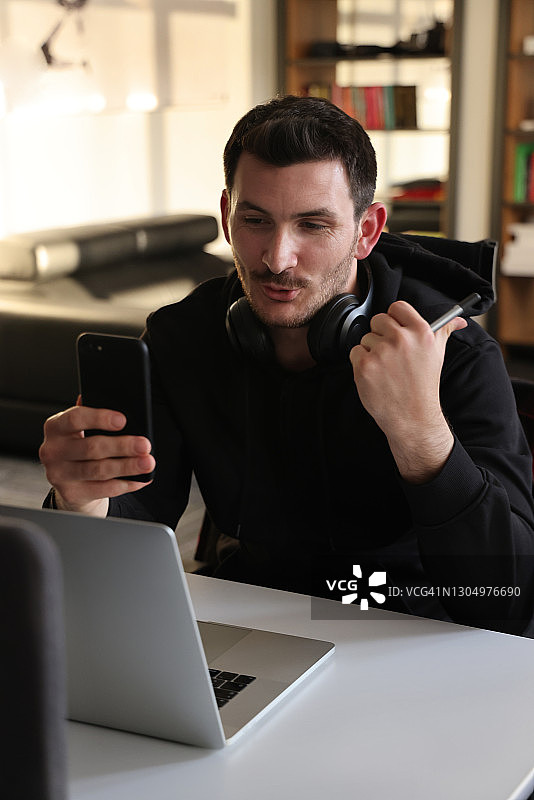 男人使用智能手机进行视频通话图片素材