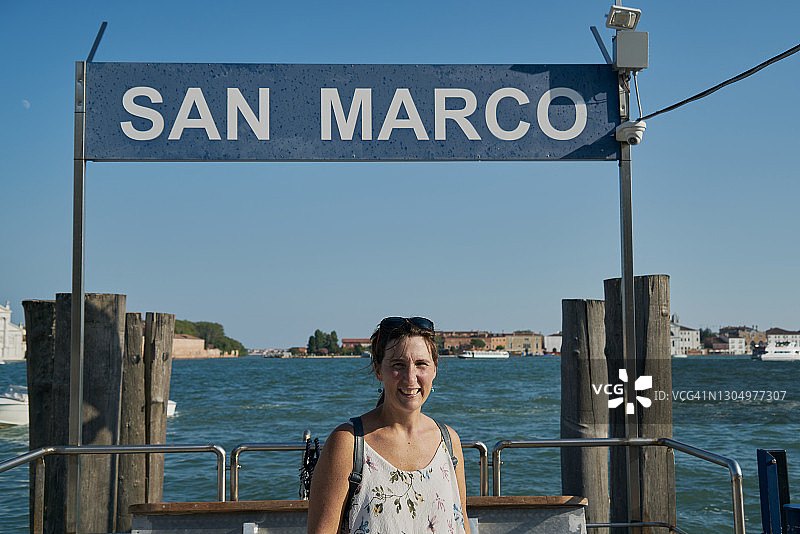 在威尼斯圣马可广场轮渡港口的女人图片素材