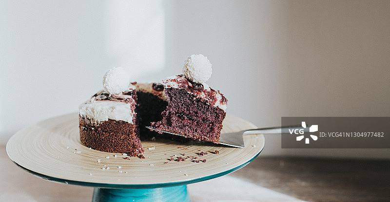新鲜奶油蛋糕和果酱，已切一块图片素材