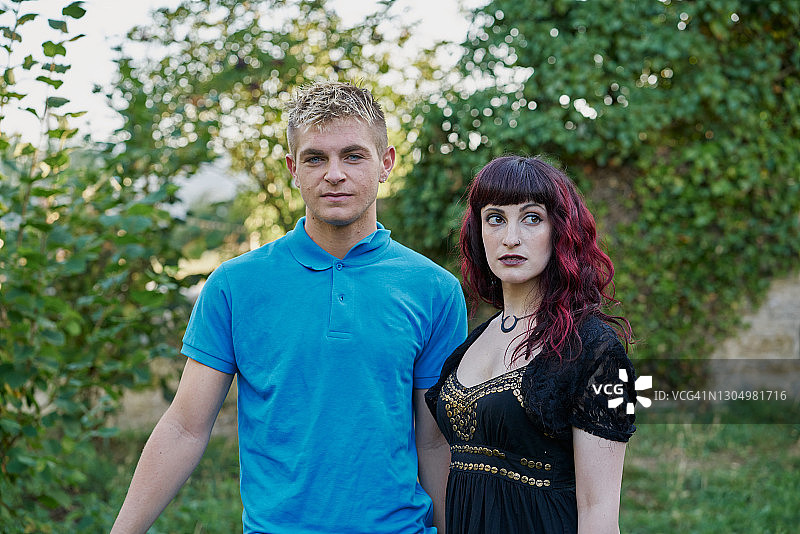 年轻情侣在森林里合影图片素材