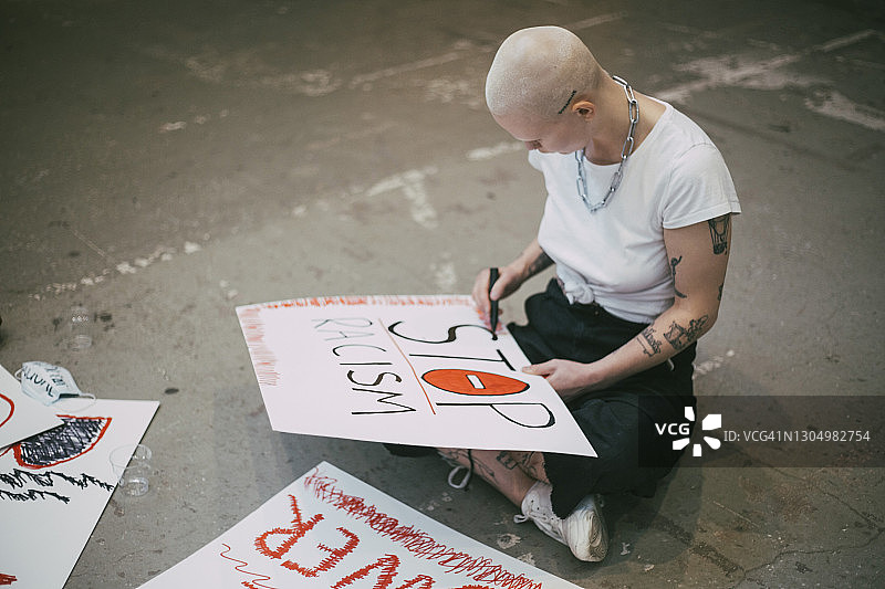 女行动主义者准备停止种族主义标牌图片素材