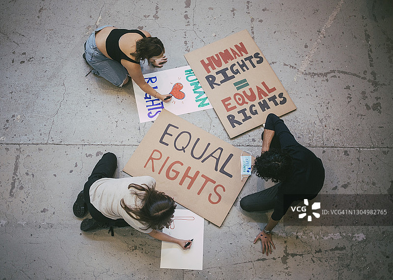 疫情期间男女活动家准备社会议题海报俯视图图片素材